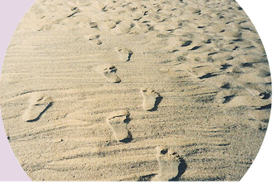 Fußspuren im Sand.