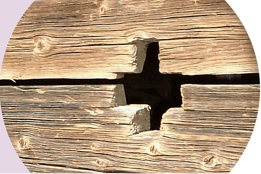 Holzplanken mit kreuzförmigem Ausschnitt.